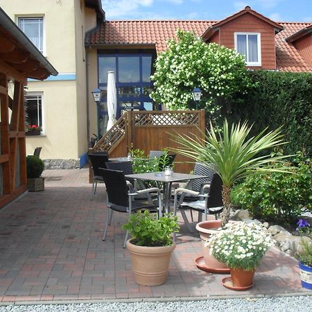 Hotel-Pension Zur Mole Wiek auf Rügen エクステリア 写真