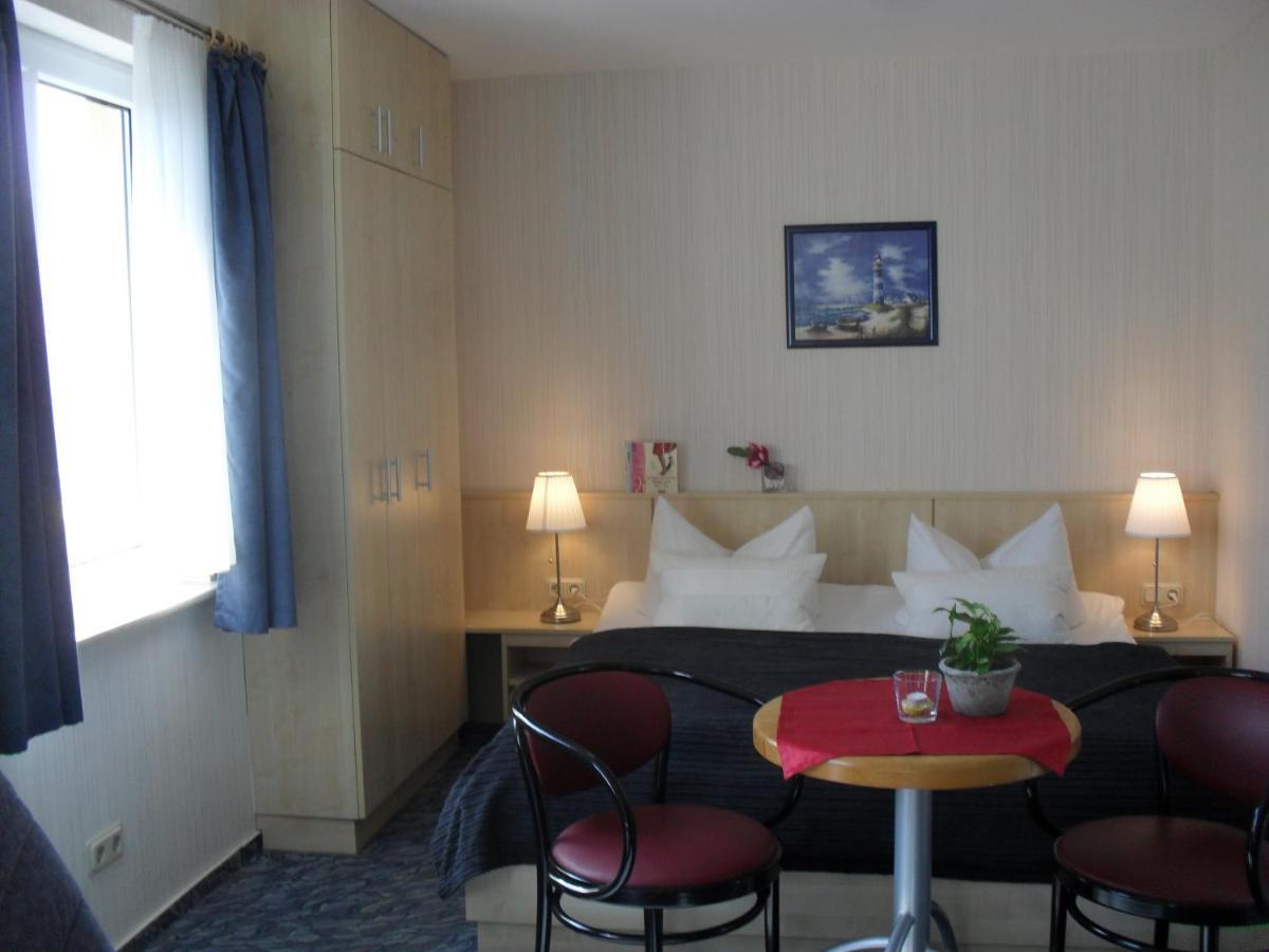 Hotel-Pension Zur Mole Wiek auf Rügen エクステリア 写真