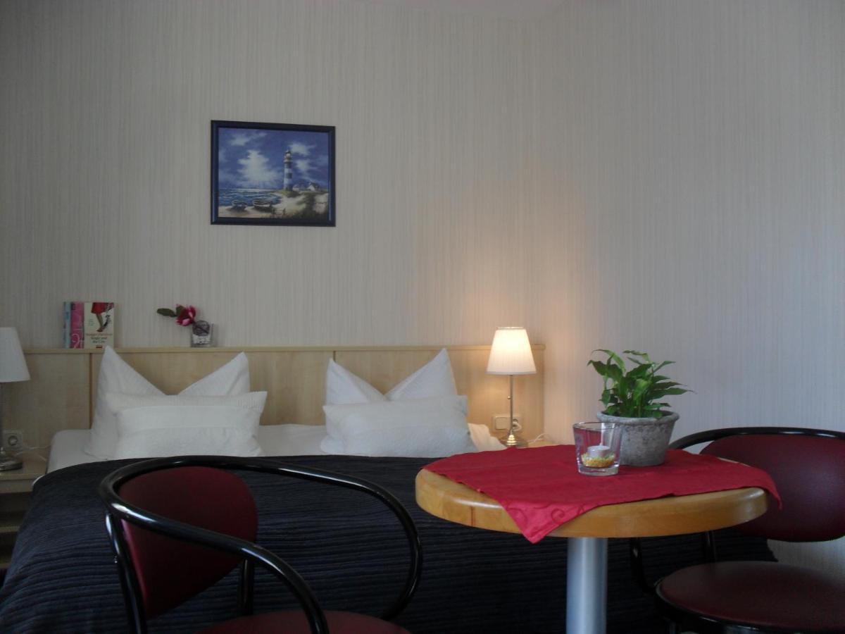 Hotel-Pension Zur Mole Wiek auf Rügen エクステリア 写真