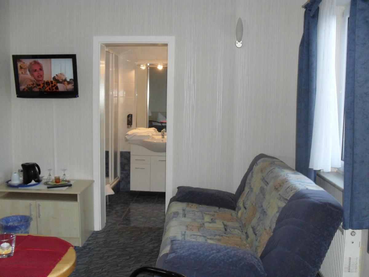 Hotel-Pension Zur Mole Wiek auf Rügen エクステリア 写真