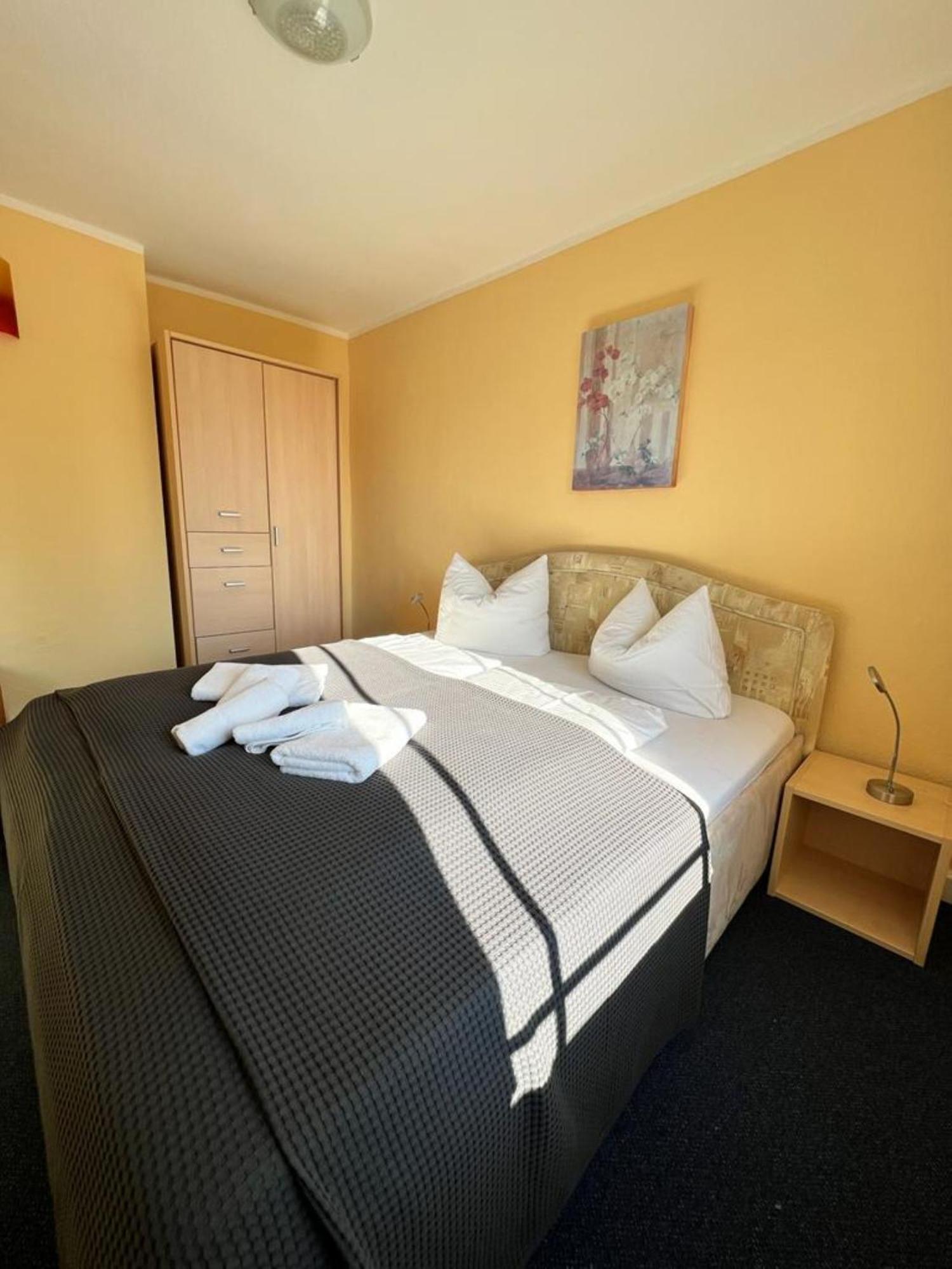 Hotel-Pension Zur Mole Wiek auf Rügen エクステリア 写真