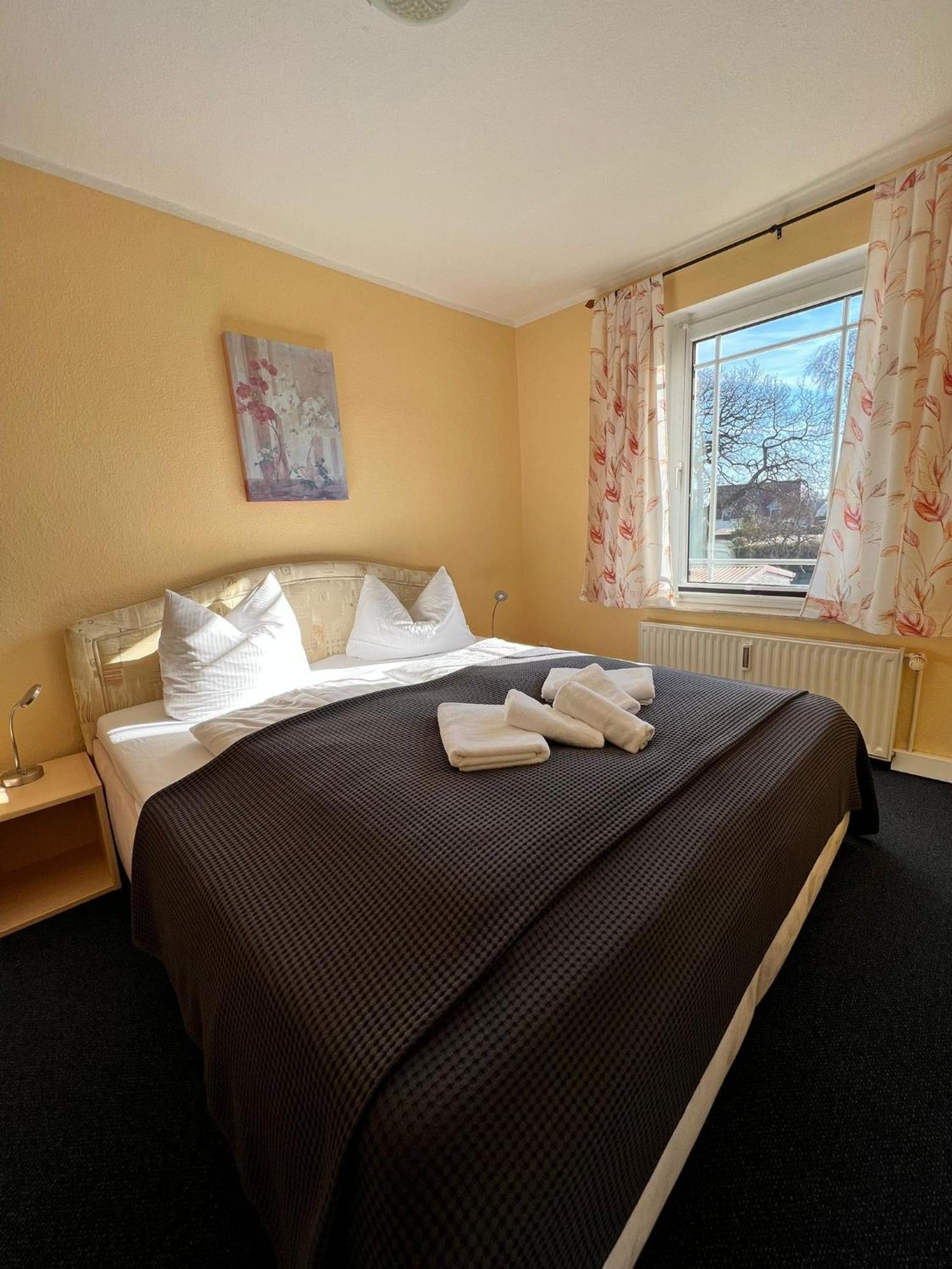 Hotel-Pension Zur Mole Wiek auf Rügen エクステリア 写真